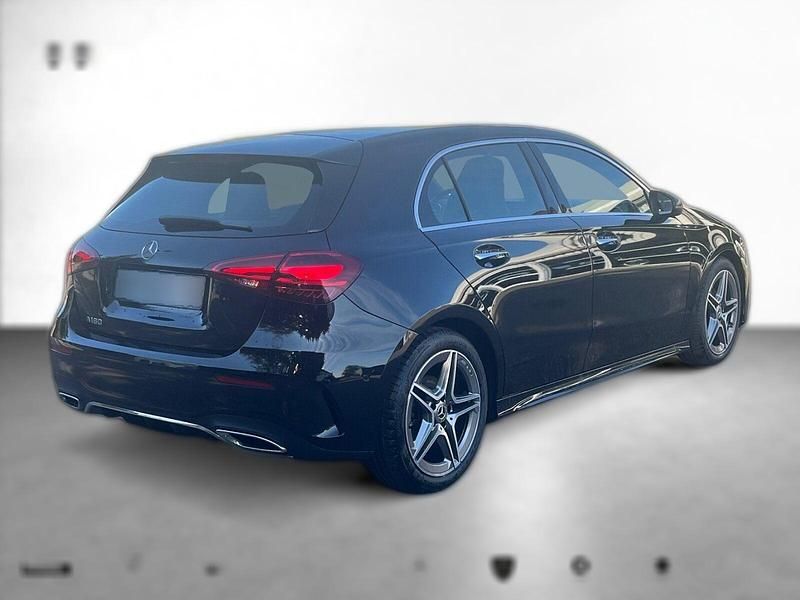 Schwarz metallic Gebraucht 2024 Mercedes A180 AMG line | 33.380 € (Fairer Preis) - Bild 1/4