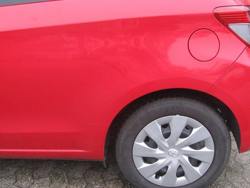 Gebraucht Toyota Yaris 69 PS (50 kW) 2012 Rot Kleinwagen