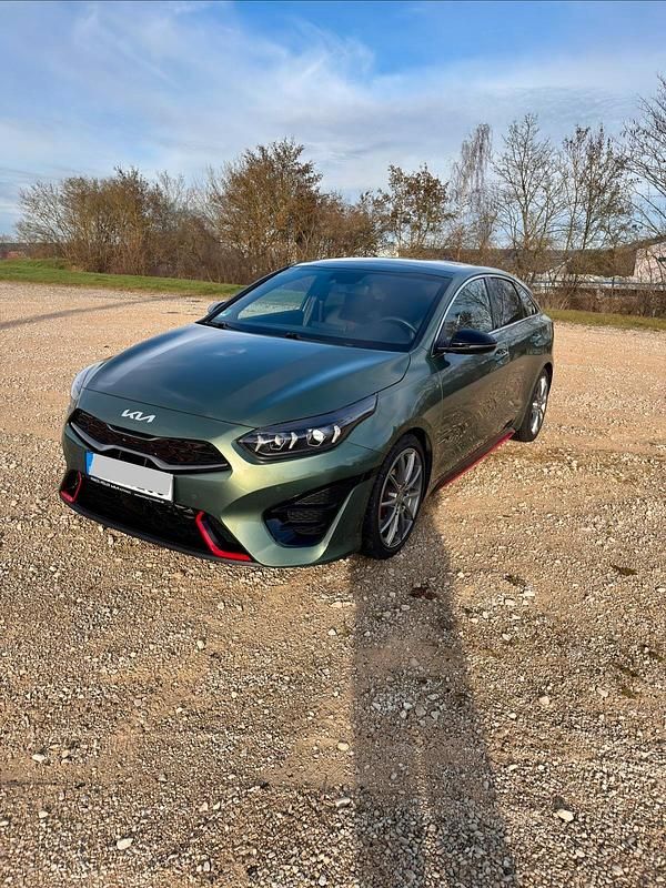 Grün Gebraucht 2024 Kia ProCeed Limousine | 33.499 € (Etwas zu teuer) - Bild 1/4