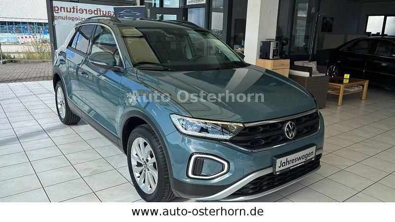 Petroleum blue metallic Gebraucht 2024 VW T-Roc Life SUV | 24.970 € (Superpreis) - Bild 1/4