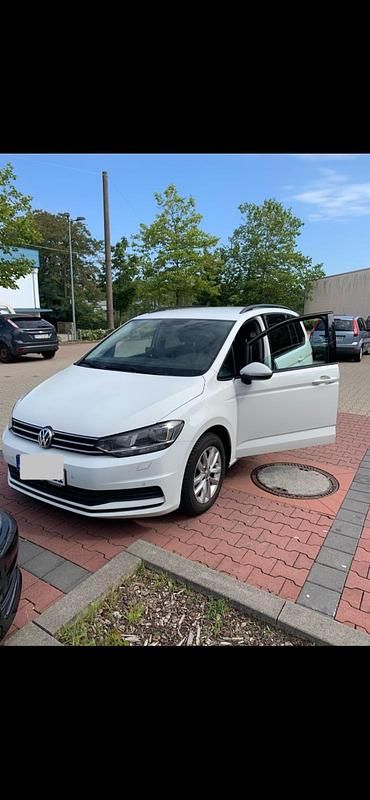 Weiß Gebraucht 2016 VW Touran Van / Kleinbus | 14.000 € (Etwas zu teuer) - Bild 1/4