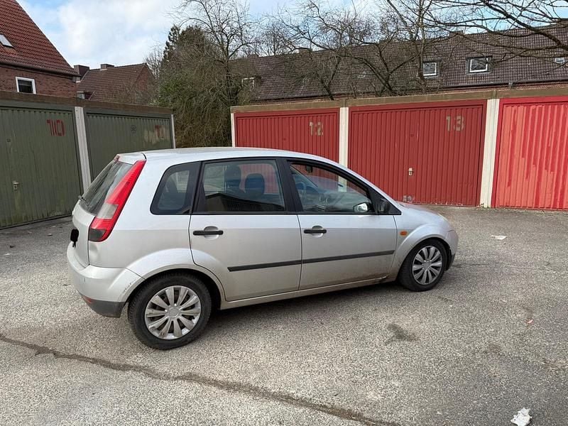 Gebraucht Ford Fiesta 60 PS (44 kW) 2004 Silber Kleinwagen