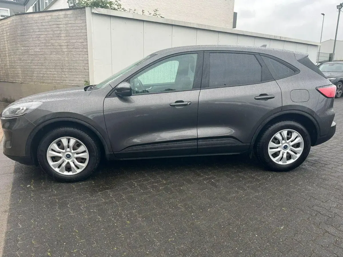 Usado Ford Kuga Cool & Connect 120 HP (88 kW) 2022 Cinzento SUV