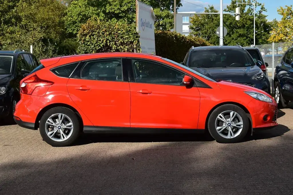 Używany Ford Focus Champions Edition 101 KM (74 kW) 2013 Czerwony Sedan/Limuzyna