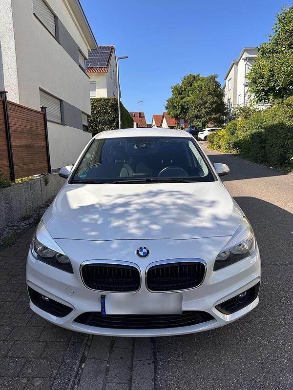 Weiß Gebraucht 2018 BMW 220 Gran Tourer Advantage Van / Kleinbus | 16.900 € (Fairer Preis) - Bild 1/4