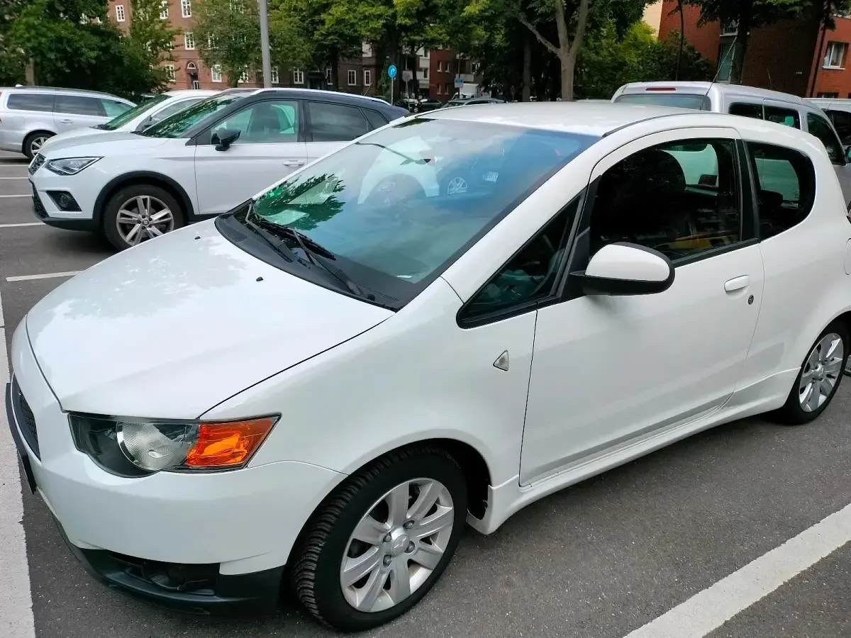 Gebraucht Mitsubishi Colt 75 PS (55 kW) 2012 Weiß Kleinwagen