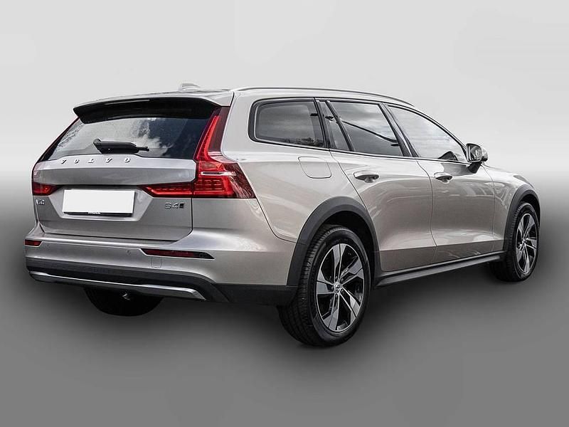 Gebraucht Volvo V60 CC Plus 197 PS (144 kW) 2023 Nicht eindeutig Kombi