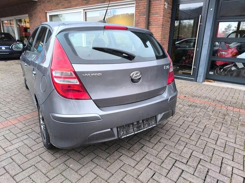 Gebraucht Hyundai i30 Classic 109 PS (80 kW) 2012 Grau Limousine