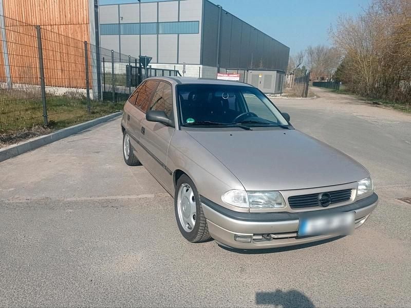 Gebraucht Opel Astra 75 PS (55 kW) 1997 Gold Limousine