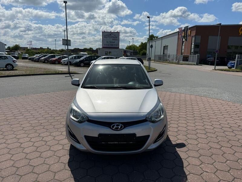 Silber Gebraucht 2012 Hyundai i20 Classic Kleinwagen | 5.500 € (Teuer) - Bild 1/4