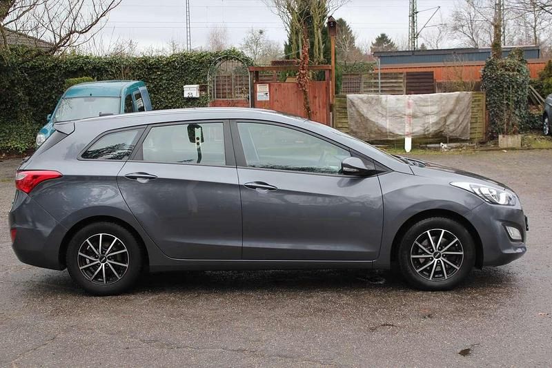 Gebraucht Hyundai i30 Trend 110 PS (80 kW) 2017 Micron grey / met Kombi