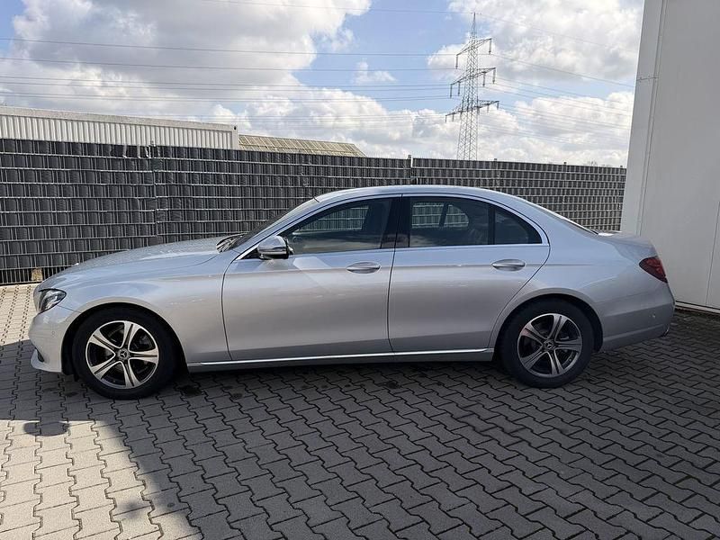 Gebraucht Mercedes E220 194 PS (142 kW) 2019 Silber Limousine