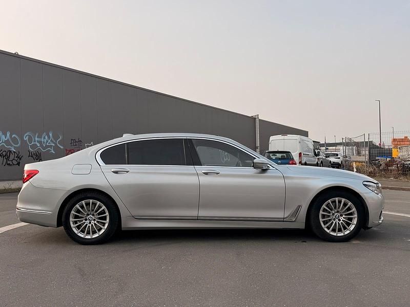 Gebraucht BMW 740L 320 PS (235 kW) 2018 Silber Limousine