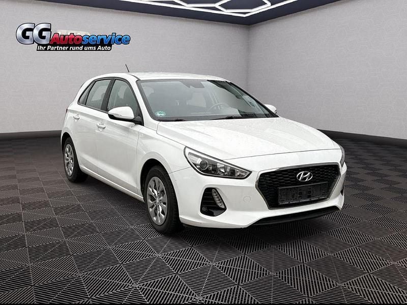 Gebraucht Hyundai i30 Select 120 PS (88 kW) 2018 Weiß Limousine