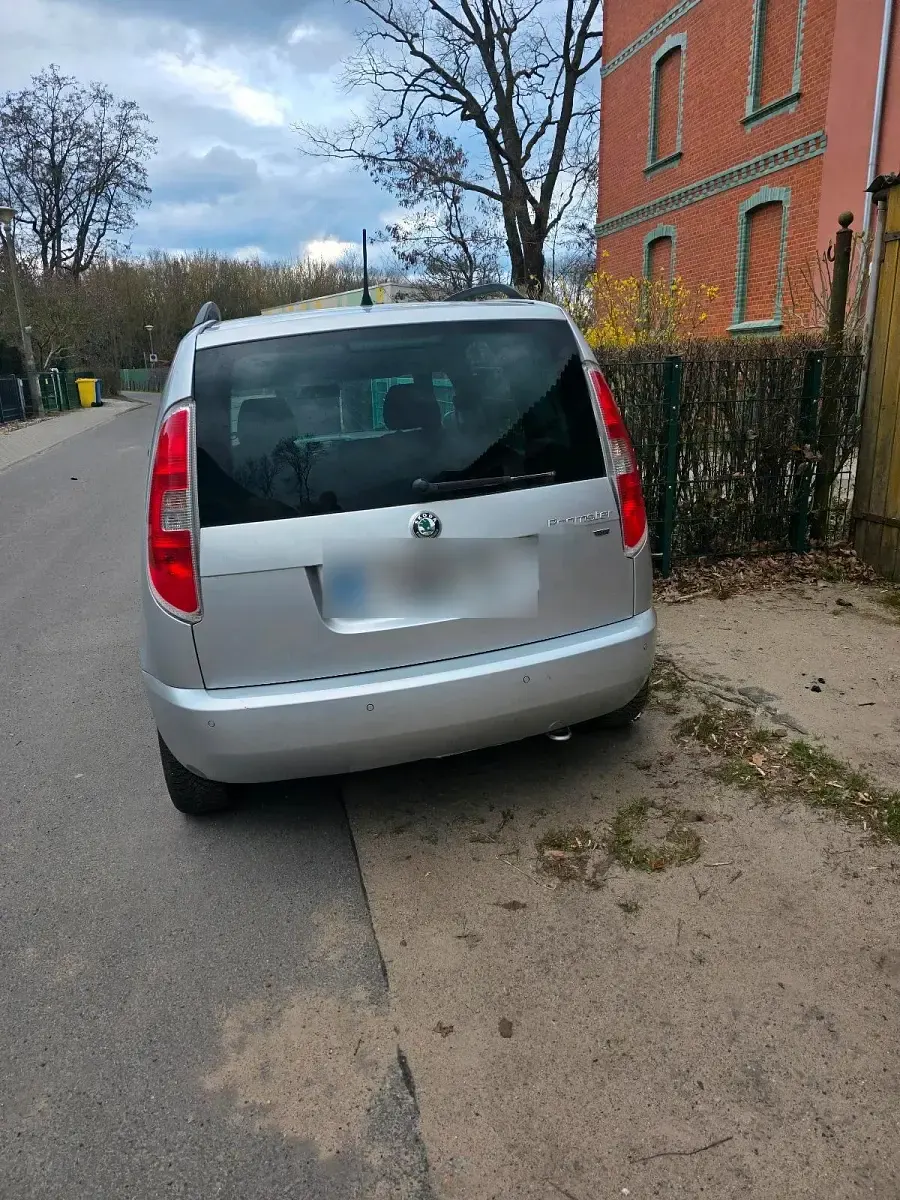 Gebraucht Skoda Roomster 85 PS (62 kW) 2012 Silber Van / Kleinbus