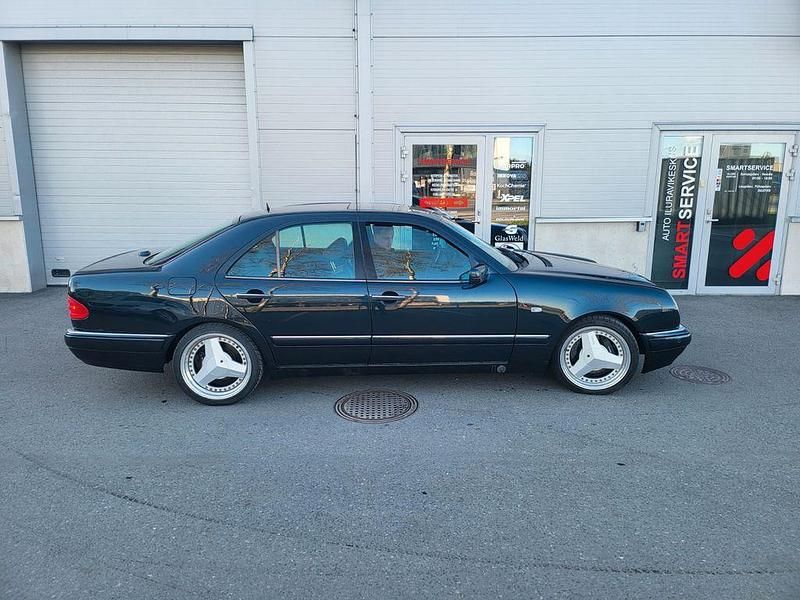 Violett Gebraucht 1996 Mercedes E420 Avantgarde Limousine | 22.900 € - Bild 1/4