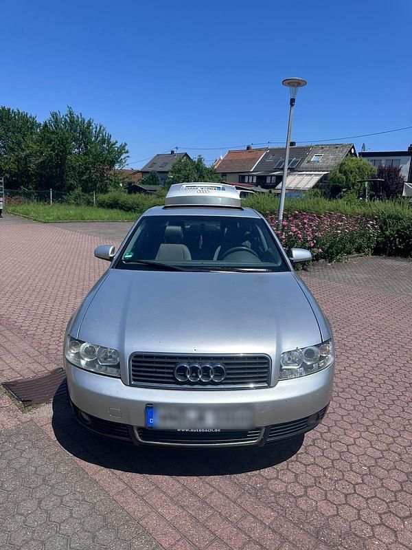Grau Gebraucht 2001 Audi A4 Limousine | 699 € (Superpreis) - Bild 1/4