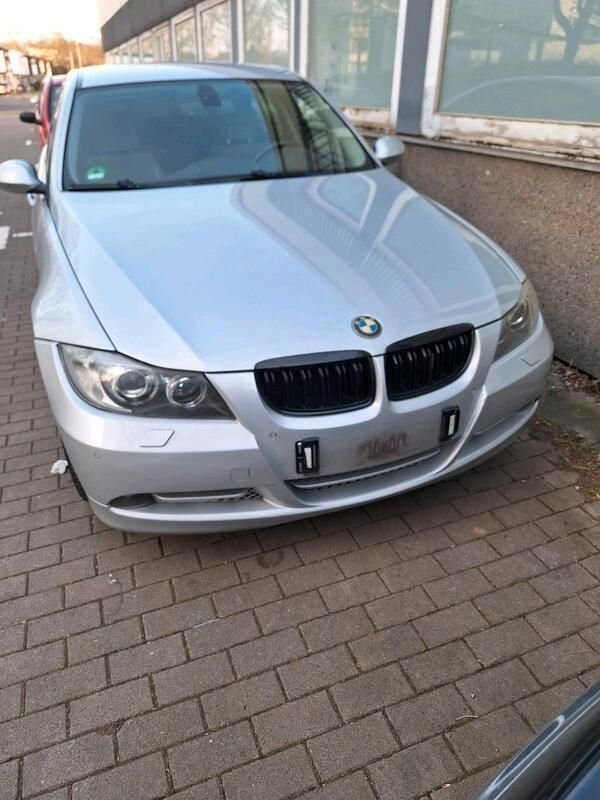 Silber Gebraucht 2005 BMW 320 Limousine | 3.900 € (Fairer Preis) - Bild 1/4