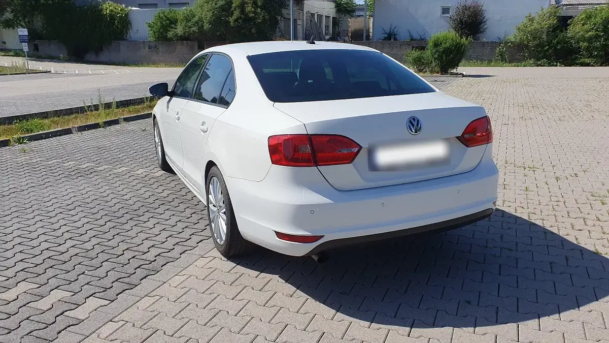 Gebraucht VW Jetta 105 PS (77 kW) 2011 Weiß Limousine