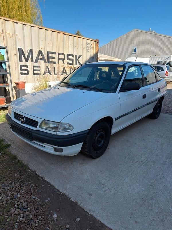 Gebraucht Opel Astra 75 PS (55 kW) 1997 Weiß Limousine