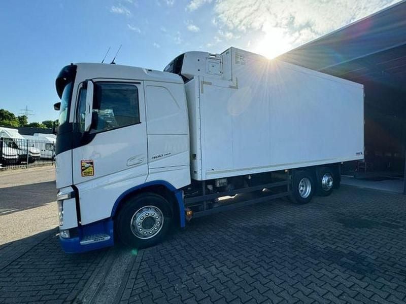 Weiss Gebraucht 2014 Volvo 460 Limousine | 42.245 € - Bild 1/4