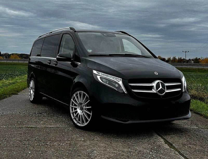 Schwarz Gebraucht 2019 Mercedes V250 Avantgarde Edition Van / Kleinbus | 49.500 € - Bild 1/4
