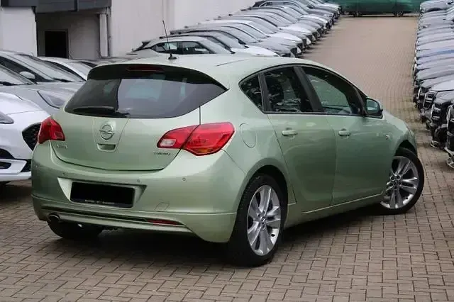 Usata Opel Astra Edition 140 CV (102 kW) 2012 Fresh mint Berlina
