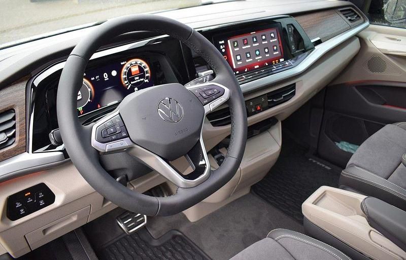 Second-hand VW Multivan Style 150 CP (110 kW) 2025 Argintiu Monovolum