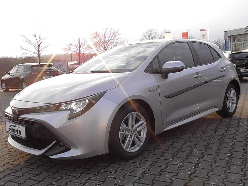 Silver metallic Gebraucht 2019 Toyota Corolla Limousine | 18.250 € (Fairer Preis) - Bild 1/4