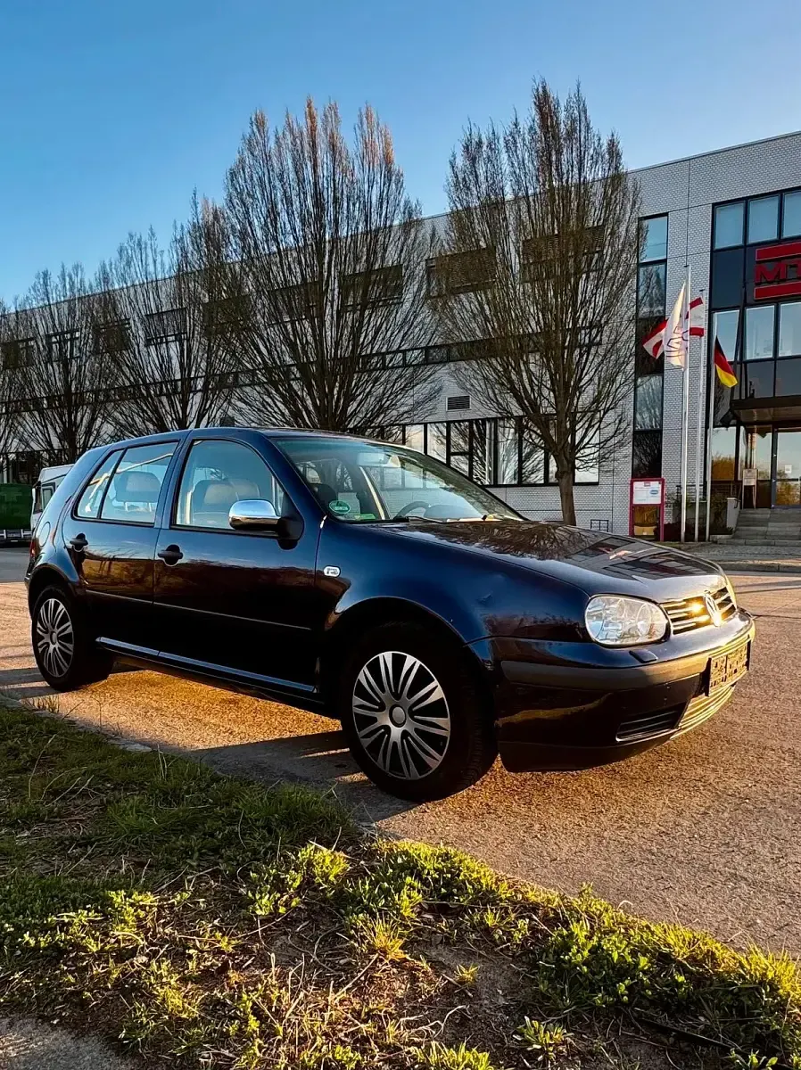 Gebraucht VW Golf IV Edition 101 PS (74 kW) 2002 Blau Kleinwagen