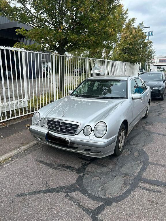 Gebraucht 2001 Mercedes 220 Limousine | 3.200 € - Bild 1/4