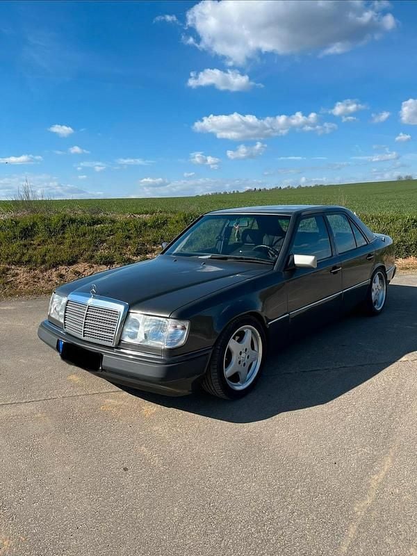 Gebraucht Mercedes E300 147 PS (108 kW) 1992 Braun Limousine