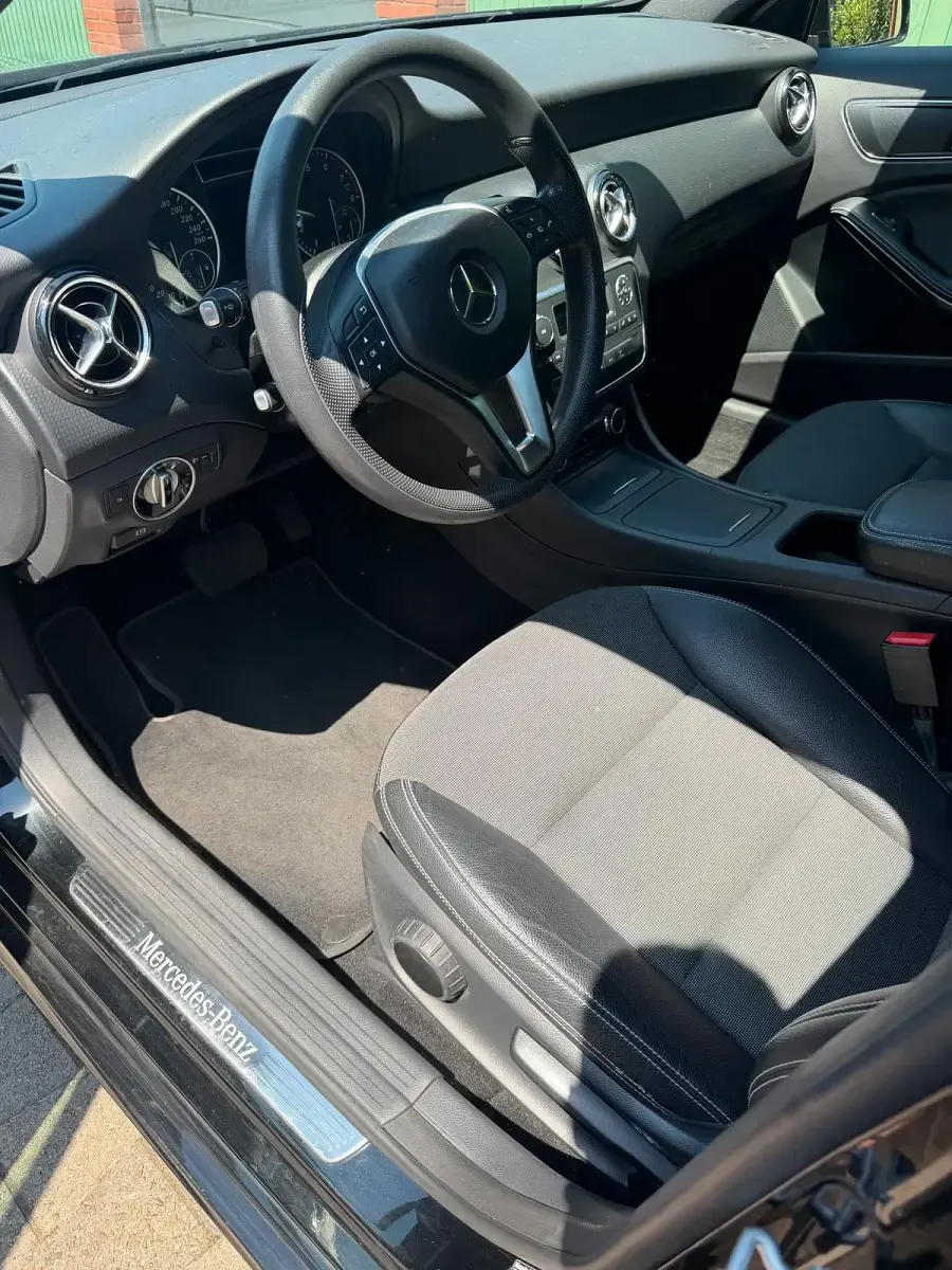 Gebraucht Mercedes A180 122 PS (89 kW) 2013 Schwarz Kleinwagen