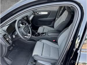 Neu Volvo XC40 Plus 163 PS (119 kW) 2026 Schwarz (onyx black / metallic) SUV