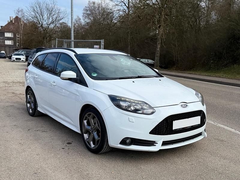 Gebraucht Ford Focus ST 250 PS (183 kW) 2015 Weiß Kombi