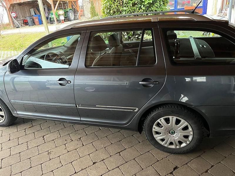 Gebraucht Skoda Octavia Elegance 122 PS (89 kW) 2010 Grau Kombi