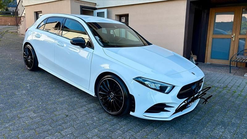 Weiß Gebraucht 2020 Mercedes A200 AMG line Limousine | 21.490 € (Guter Preis) - Bild 1/4