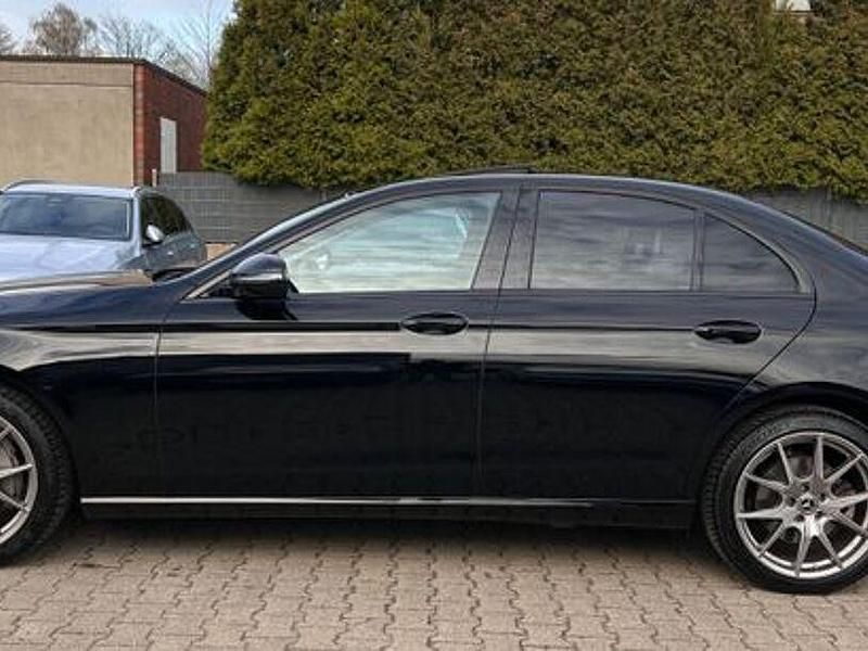 Gebraucht Mercedes E300 Night 194 PS (142 kW) 2022 Schwarz/baltic black Limousine
