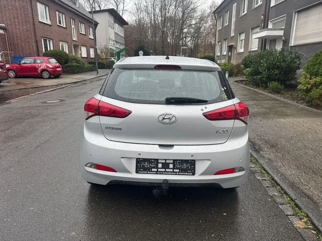 Gebraucht Hyundai i20 84 PS (61 kW) 2015 Silber Limousine