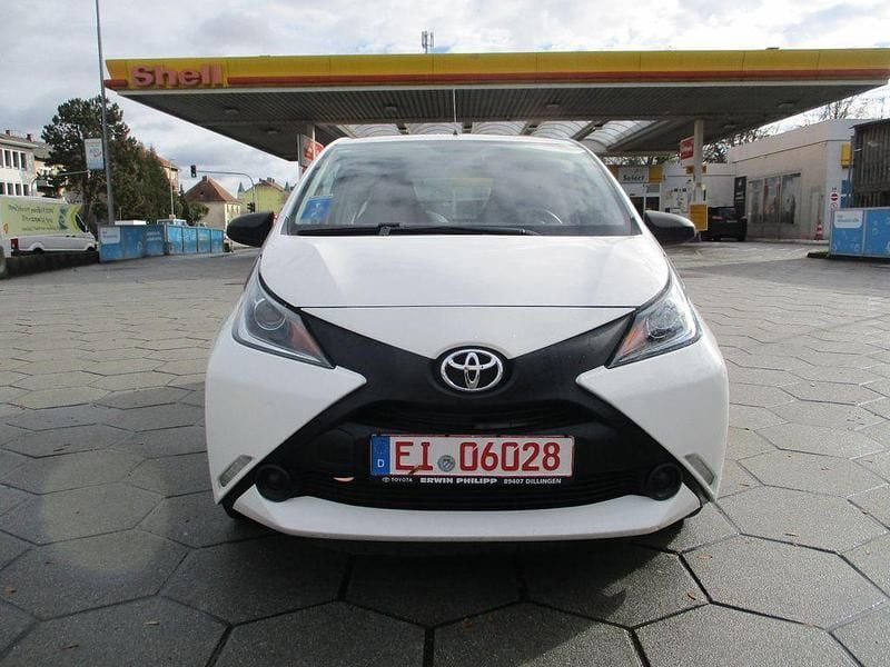Gebraucht Toyota Aygo 69 PS (50 kW) 2017 Weiß Kleinwagen