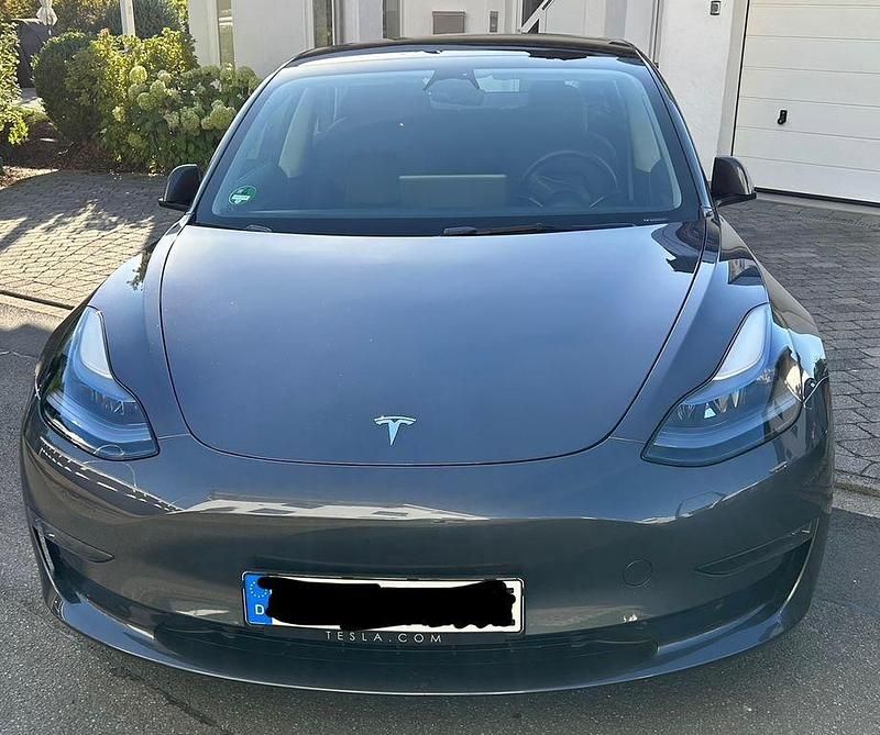 Grau Gebraucht 2023 Tesla Model 3 Limousine | 31.300 € (Fairer Preis) - Bild 1/4