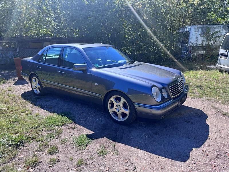 Grau Gebraucht 1998 Mercedes E240 Elegance Limousine | 3.000 € (Superpreis) - Bild 1/4