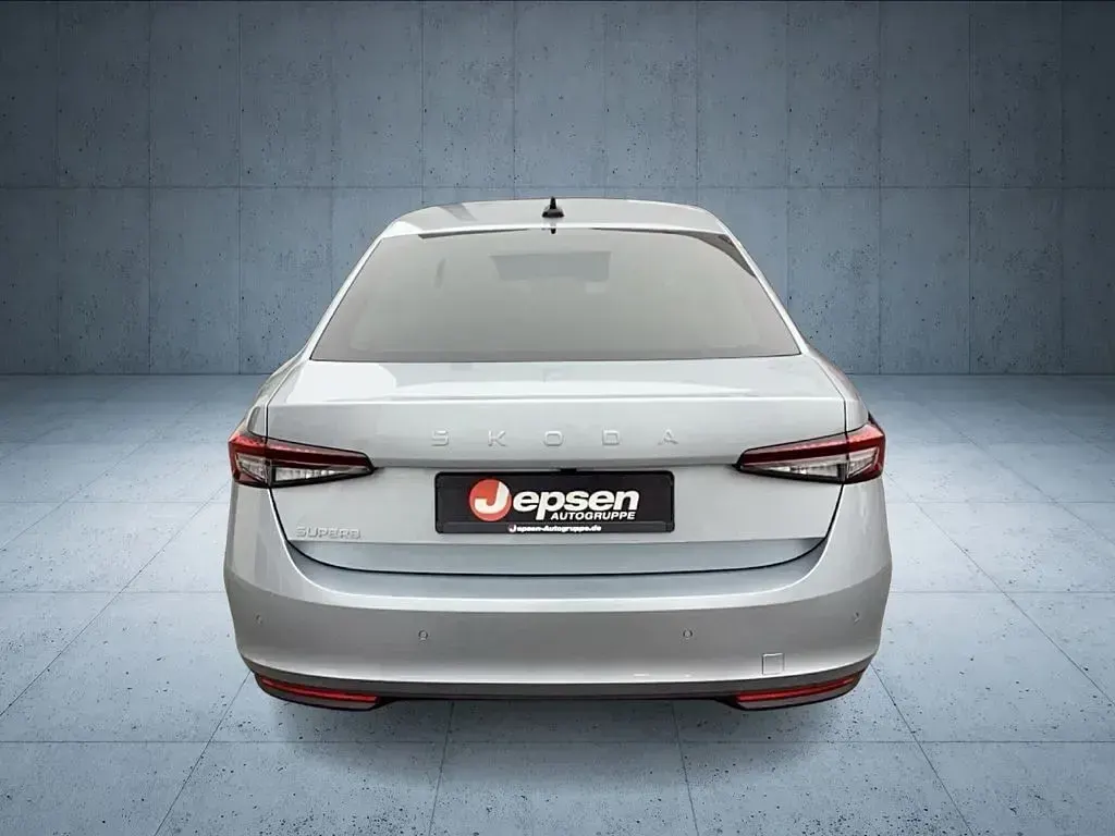 Neu Skoda Superb Selection 204 PS (150 kW) 2026 Silber Limousine