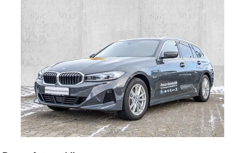 Grau Gebraucht 2022 BMW 330e Sport Line Kombi | 37.790 € (Teuer) - Bild 1/4
