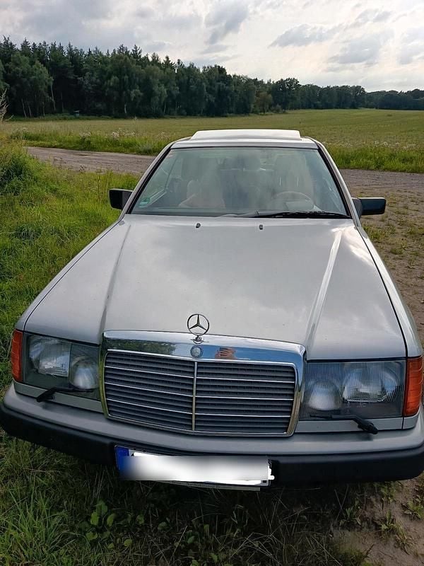Grau Gebraucht 1988 Mercedes 230 Coupé | 9.350 € - Bild 1/4
