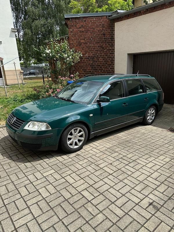 Grün Gebraucht 2003 VW Passat Kombi | 1.950 € - Bild 1/4