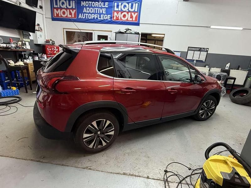Gebraucht Peugeot 2008 Allure 110 PS (80 kW) 2016 Rot/metalliclackierung + klarl SUV