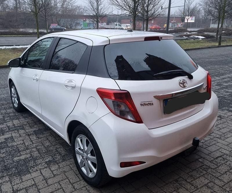 Gebraucht Toyota Yaris Edition 69 PS (50 kW) 2014 Weiß Limousine