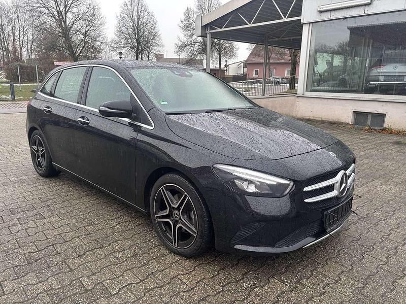 Gebraucht Mercedes B200 Progressive 163 PS (119 kW) 2021 Kosmosschwarz Van / Kleinbus