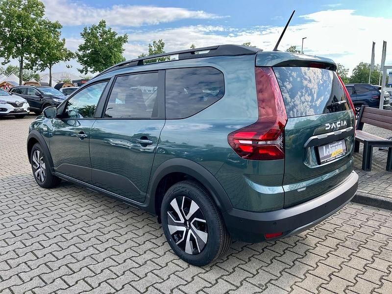 Neu Dacia Jogger Expression 140 PS (102 kW) 2025 Grün Van / Kleinbus